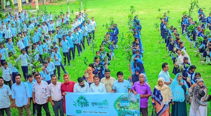 বীরগঞ্জে রহিম বখশ উচ্চ বিদ্যালয়ে শিক্ষার্থীদের মাঝে গাছের চারা বিতরণ